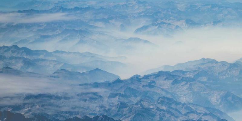 当AI遇见孟菲斯:人工智能如何重塑品牌策划与视觉设计的未来与边界