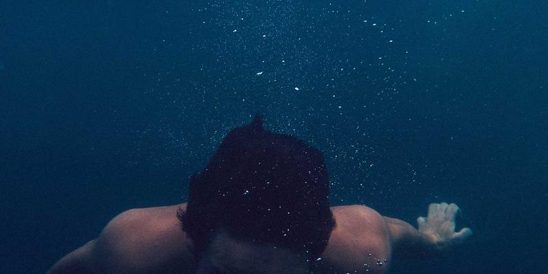 数据驱动与创意设计的交响曲:如何在品牌策划中实现红色主题与蜂巢网策略的完美融合