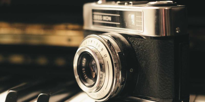 视觉魔法:如何用孟菲斯风格与行为引导设计,重塑品牌形象与用户决策路径